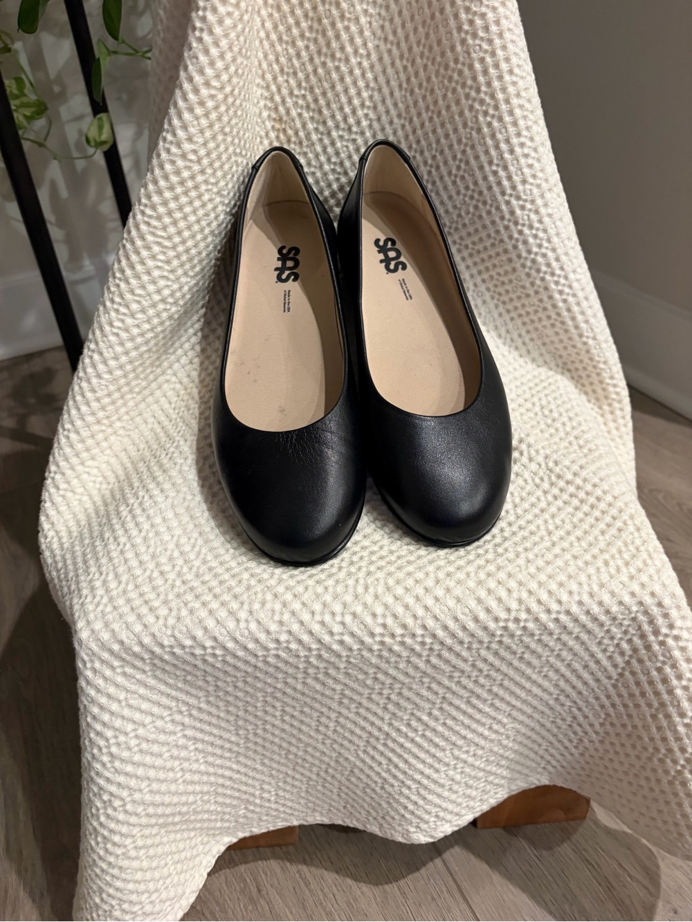 SAS Black Leather Rounded-Toe Ballet Flats